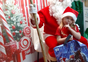 Maja i Mikołaj pozują do zdjęcia.