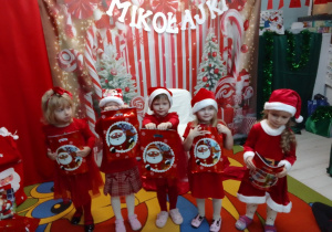 Grupa dziewczynek prezentuje mikołajkowe upominki.