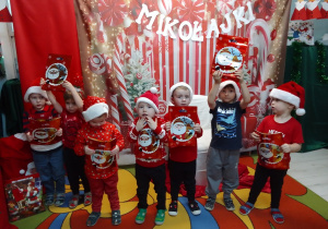 Grupa chłopców na tle dekoracji pozuje do zdjęcia.