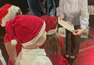 Dzieci odbierają dyplomy i nagrody rzeczowe.