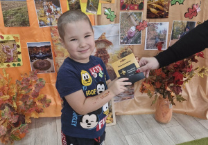 Szymon z grupy Biedronek odbiera nagrodę.