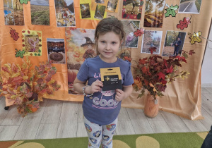 Maja z grupy Biedronek odbiera nagrodę za udział w konkursie.