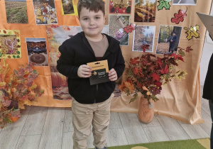 Julian z grupy Słoneczek pozuje do zdjęcia z nagrodą otrzymaną za udział w konkursie.