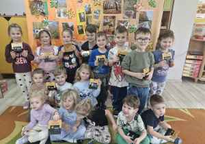 Wspólne zdjęcie uczestników konkursu Kolory Jesieni na tle dekoracji.