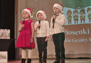 Weronika, Olek i Franek stoją na scenie w trakcie swojego występu.