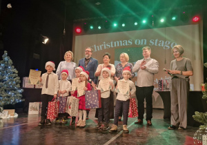 Wspólne zdjęcie przedszkolaków i organizatorów konkursu.