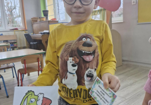 Antoś trzyma kopertę z wyzwaniem od Grincha.