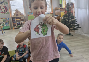 Franuś otwiera kopertę pozostawioną przez Grincha.