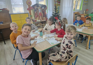 Dzieci piszą listy do Świętego Mikołaja.