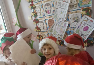 Przedszkolaki szukają listów do Mikołaja, które schował Grinch.