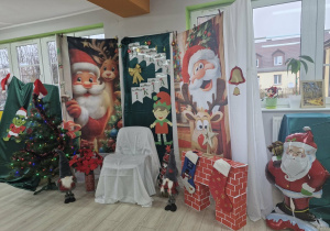 Dekoracja w sali przygotowana na przybycie Mikołaja.