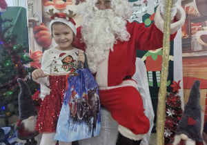 Klara pozuje do zdjęcia z Mikołajem.