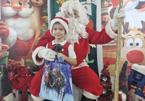 Ignaś odbiera prezent od Świętego Mikołaja.