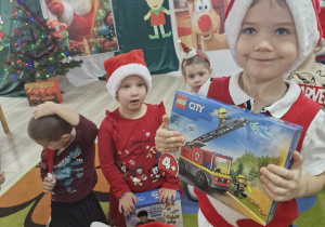 Ignaś pokazuje klocki lego podarowane dzieciom przez Mikołaja.