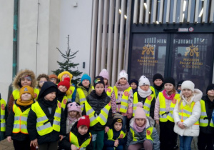 Zdjęcie grupowe przed wejściem do Muzeum Pałac Saski w Kutnie.