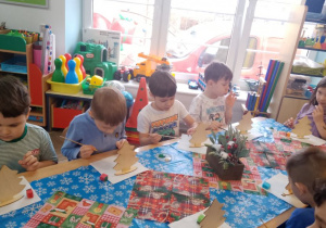 Grupka dzieci maluje gwiazdki.