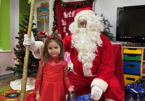 Felicja pozuje do zdjęcia z Mikołajem.