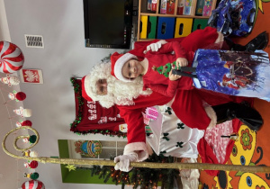 Jagoda pozuje do zdjęcia z Mikołajem.