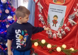 Mikołaj z kalendarza adwentowego wyjmuje zadanie numer 12.