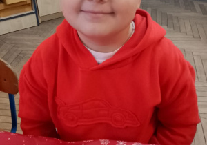 Julek prezentuje swoje udekorowane pierniki.