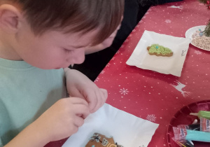 Staś ozdabia swój pierniczek.