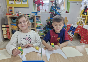 Weronika i Staś w trakcie tworzenia pracy plastycznej.