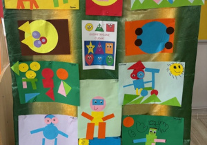 Na zdjęciu widnieje wystawa prac stworzonych z figur geometrycznych.