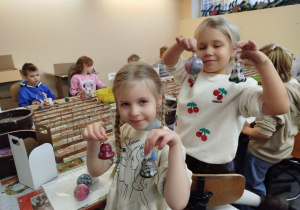 Nikola i Tosia prezentują swoje bombki.