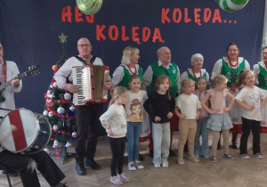 Dziewczynki z grupy "Słoneczka" stanęły razem z Zespołem "Leszczynianki" na środku sceny i włączyły się do wspólnego śpiewania.