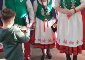 Julek wręcza zaproszonym gościom upominek z podziękowaniem za piękny występ.