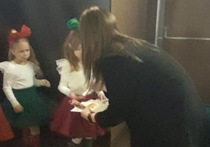 Pani wręcza dziewczynkom certyfikaty.