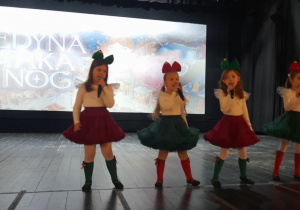 Cztery dziewczynki śpiewają na scenie piosenkę pt. "Najpiękniejsze dni w roku".