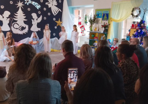 Rodzice oglądają przedstawienie jasełkowe.