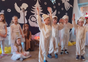 Chłopcy w roli Baranków podnoszą ręce do góry.