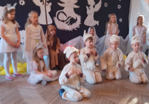 Chłopcy w roli Baranków uklęknęli na kolanach na środku sceny naśladując grę na dzwoneczkach. Gwiazdki i Aniołki śpiewają pastorałkę "Do be, do be, do Betlejem".
