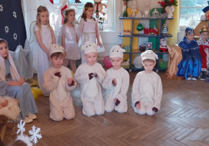 Baranki uklęknęli obok żłóbka prezentując kolejną część inscenizacji.