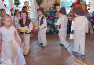 Tosia w roli Anioła prowadzi Pasterzy do stajenki.