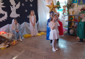 Trzej Królowie idą za Gwiazdką do stajenki.