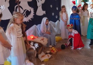 Bartek w roli Króla kładzie mirrę przy żłóbku, w którym leży dzieciątko