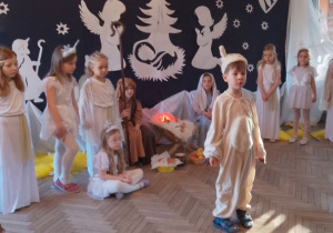 Staś stoi na środku sceny i prezentuje kolejny fragment inscenizacji.