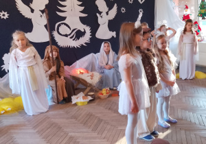 Weronika, Zuzia i Mikołaj stoją na środku sceny i odtwarzają kolejny fragment inscenizacji.