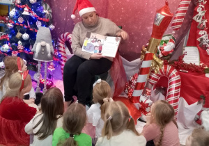 Pani logopeda prezentuje dzieciom obrazek w książce.