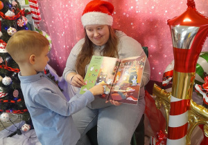 Adaś odszukał w książce na obrazku jednorożca.