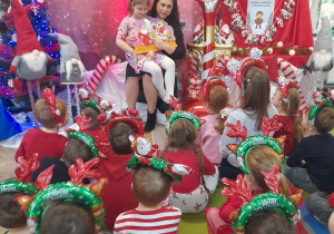 Mama Nadii prezentuje dzieciom obrazek w książce.