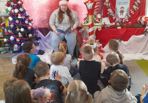 Pani Martyna (psycholog) czyta dzieciom opowieść pt. "Szlachetna paczka" z książki "Najpiękniejsze opowieści pod choinkę".