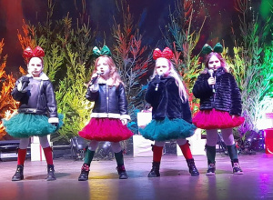 Zespół "Słoneczka" podczas Koncertu Laureatów występują na scenie.