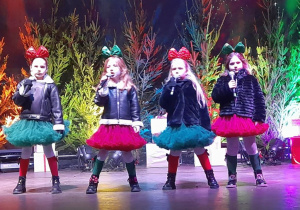 Dziewczynki śpiewają na scenie piosenkę "Najpiękniejsze dni w roku".