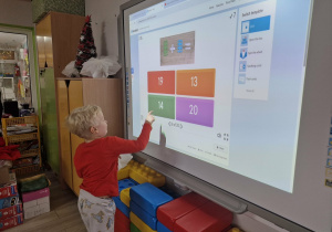 Karol w trakcie rozwiazywania quizu na tablicy multimedialnej.