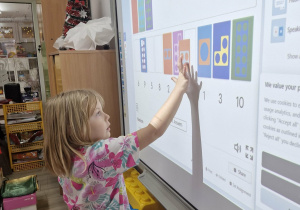 Nadia rozwiązuje quiz na tablicy multimedialnej.