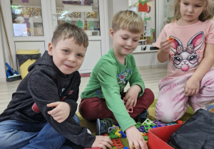 Antoś, Wojtuś K. i Klara układają klocki Numicon.